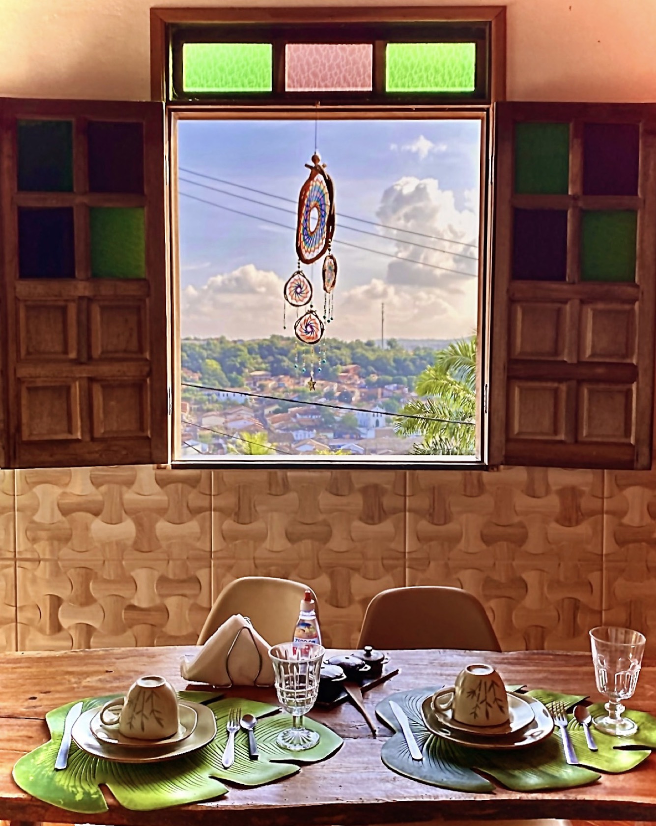 Mesa do café posta em frente à janela com vista de Lençóis