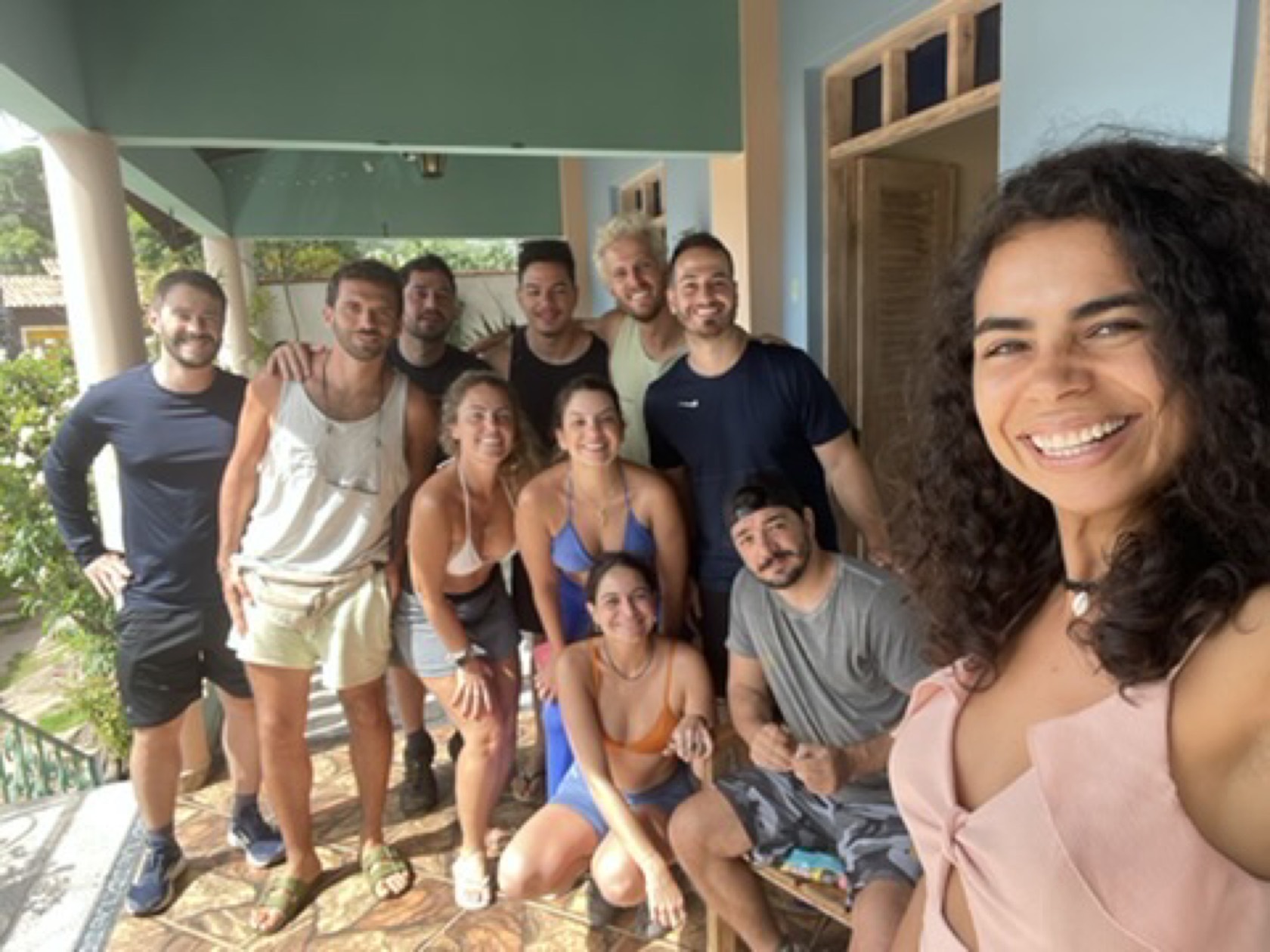 Suzy com grupo de hóspedes na recepção