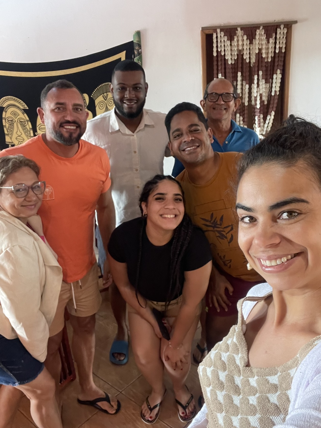 Suzy com hóspedes na sala