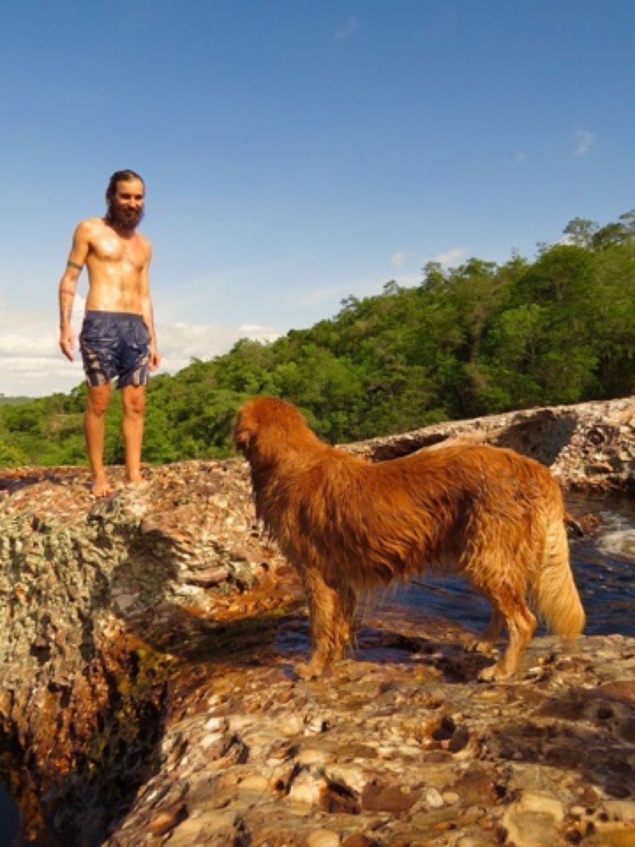 Gabriel e o Tom numa laje de pedra