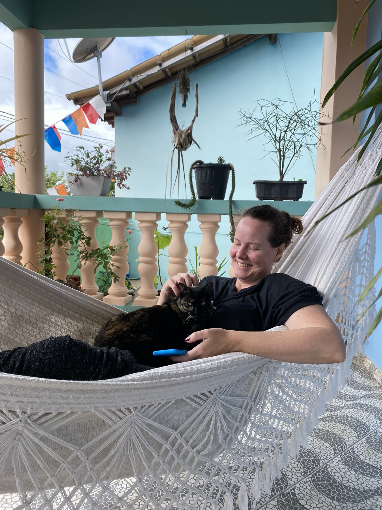 Rede na varanda do quarto Mandala, com a gata Pispi