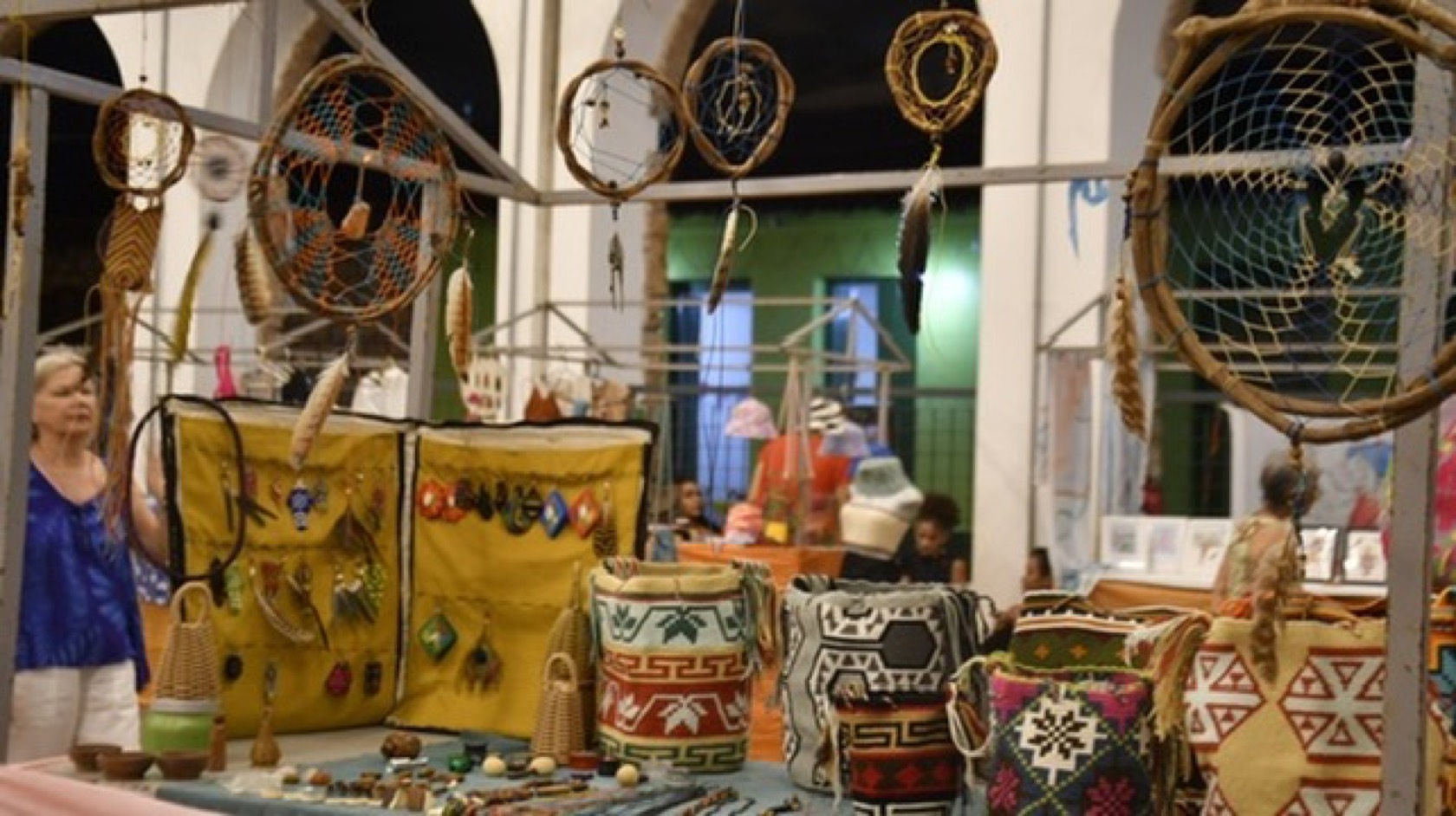 Lojinhas de artesanato no centro histórico